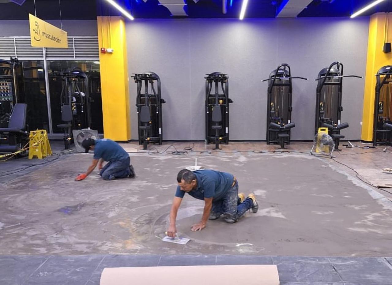 Instalación de piso laminado de alta resistencia.